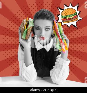 Junge Frau mit großem Sandwich und Burger auf rot gestreiftem Hintergrund isoliert. Zeitgenössische Kunstcollage und modernes Design. Konzept der Idee Stockfoto