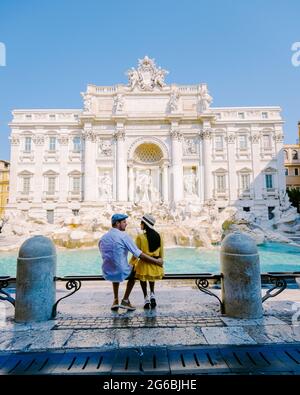 Trevibrunnen, Rom, Italien. Städtetrip Paar auf einem Städtetrip in Rom mit Blick auf den Trevi-Brunnen. Asiatische Frau und europäischer Mann auf einem Städtetrip in Rom Stockfoto