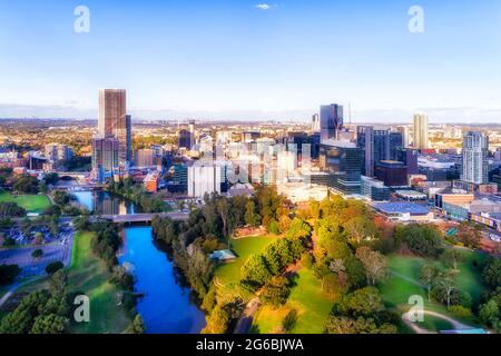 Hochhäuser im zentralen Geschäftsviertel von Parramatta in Sydney West - Luftaufnahme zum zentralen Geschäftsviertel der Stadt. Stockfoto