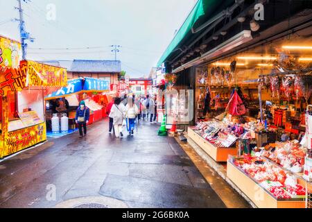 Kyoto, Japan - 5. Januar 2020: Souvenir-Einkaufsstraße mit Einzelhandelsgeschäften im touristischen historischen Viertel der Stadt Kyoto, Japan. Stockfoto