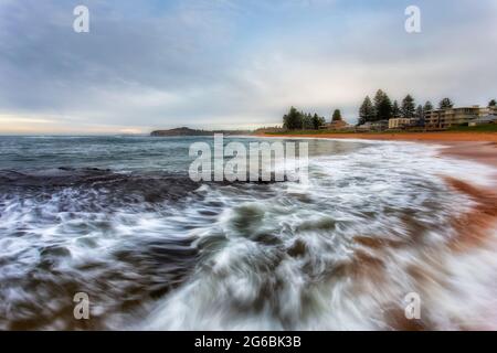 Wellenreiten am Basin Beach of Mona Dine an den nördlichen Stränden von Sydney - Meereslandschaft bei Sonnenaufgang. Stockfoto