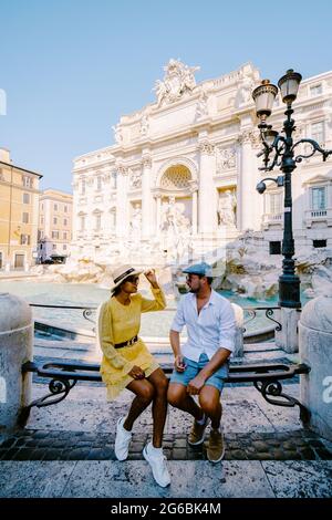 Trevibrunnen, Rom, Italien. Städtetrip Paar auf einem Städtetrip in Rom mit Blick auf den Trevi-Brunnen. Asiatische Frau und europäischer Mann auf einem Städtetrip in Rom Stockfoto