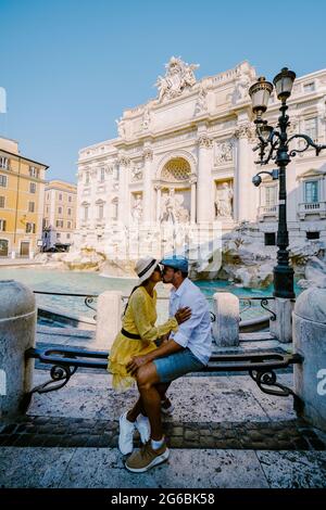 Trevibrunnen, Rom, Italien. Städtetrip Paar auf einem Städtetrip in Rom mit Blick auf den Trevi-Brunnen. Asiatische Frau und europäischer Mann auf einem Städtetrip in Rom Stockfoto