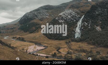 Der Steinwasserfall hat uns das Herz gestohlen. Wunderschöne und abenteuerliche Klettertour im wunderschönen Glen Nevis, Schottland. Stockfoto