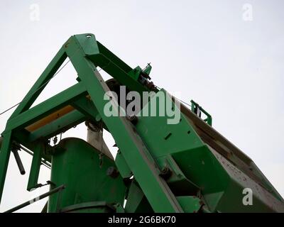 Betonmischer Förderband Maschine präsentiert um Himmel industriellen Hintergrund. Stockfoto