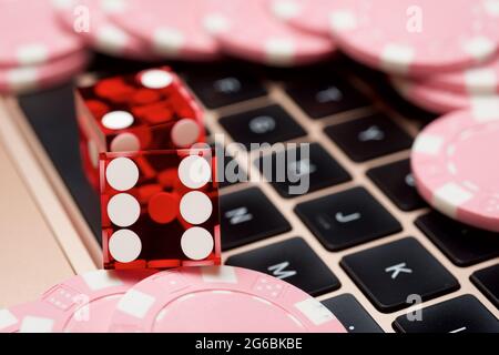 Casino Chips und Würfel Stapeln auf einem Laptop. Stockfoto