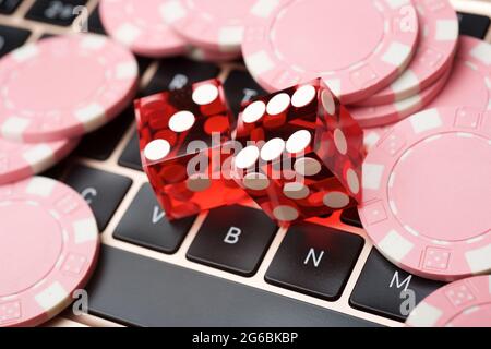 Casino Chips und Würfel Stapeln auf einem Laptop. Stockfoto