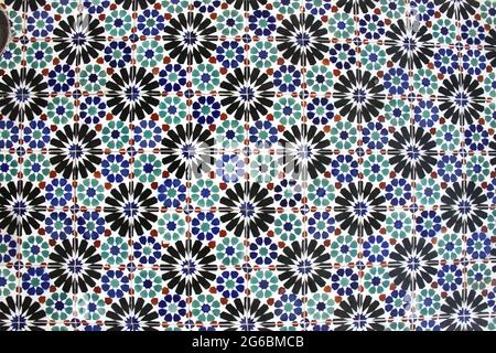 Glasierte blaue, schwarze, grüne und rote Keramikfliesen oder Azulejos, die viele Gebäude in Lissabon, Portugal, abdecken. Portugiesische Fliesen mit verschiedenen Designs. Stockfoto