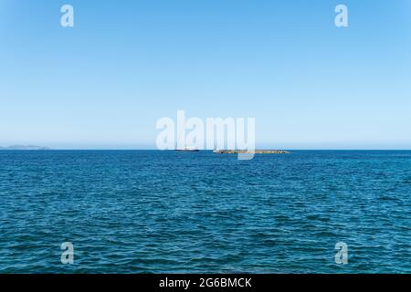 Felsküste im Süden der Insel Mallorca bei Sonnenaufgang mit der Insel Cabrera im Hintergrund Stockfoto