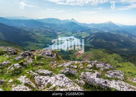 Urkulu Reservoir, aus Orkatzategi Berg, Guipúzcoa, Spanien Stockfoto