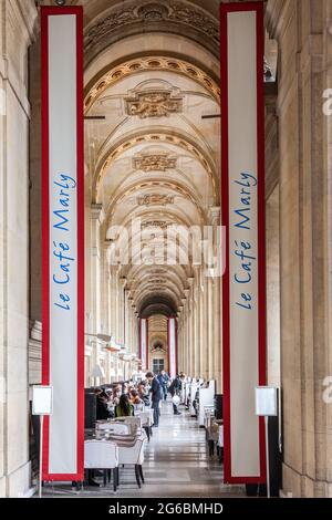 Brasserie Le Café Marly unter den Arkaden des Louvre, Paris Stockfoto