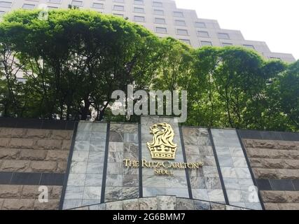 Das Ritz Carlton Hotel Signage befindet sich vor dem Gebäude in Kangnam, Soeul, Südkorea Stockfoto