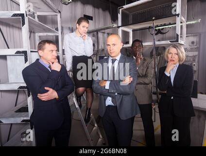 Wohlüberlegte Geschäftsleute im Labor der Fluchtkammer Stockfoto