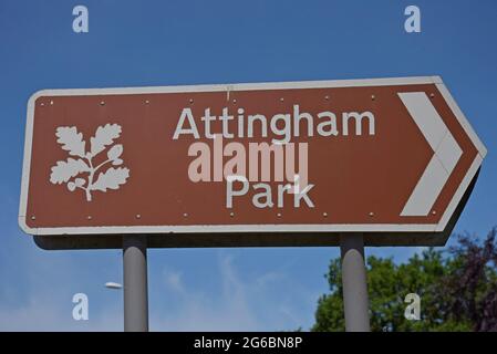 Braunes Verkehrsschild, das auf den Haupteingang des Attingham Park Estate in Shropshire zeigt. Das Hotel liegt in der Nähe des Dorfes Atcham, Shrewsbury Stockfoto