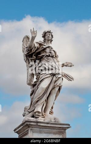 Engel mit Nägeln, eine Skulptur auf der Ponte Sant'Angelo in Rom, Italien Stockfoto