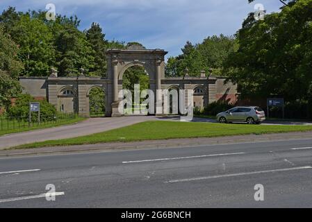 Der Haupteingang Torbogen Struktur Attingham Park Anwesen in Shropshire. Das Hotel liegt in der Nähe des Dorfes Atcham, Shrewsbury Stockfoto