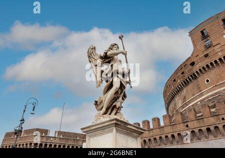 Skulptur des Engels mit einem Spong auf der Ponte Sant'Angelo in Rom, Italien Stockfoto