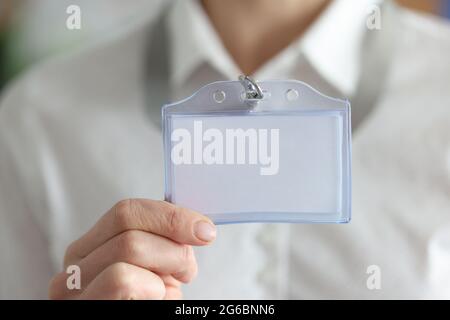 Frau mit leerem Abzeichen in der Hand in Nahaufnahme Stockfoto