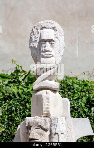 Die von Freiwilligen vor Ort geschnitzte Eckpfeiler-Skulptur, Tanner Street Park, Bermondsey Street, London, Großbritannien Stockfoto