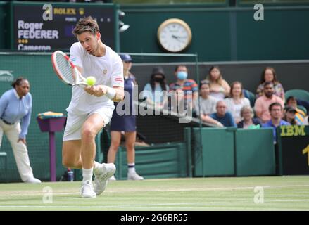 London, Großbritannien. Juli 2021. Cameron Norrie in seinem Spiel gegen Roger Federer am Wimbledon Day Six Credit: Paul Marriott/Alamy Live News Stockfoto