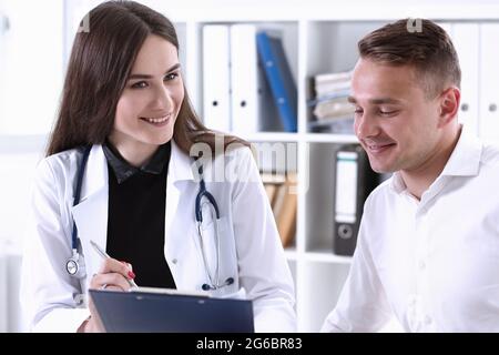 Lächelnd schöne weibliche Medizin Arzt Diagnose erläutern Stockfoto