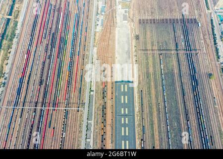 Zhengzhou, Zhengzhou, China. Juli 2021. Am 3. Juli 2021 wurden Luftaufnahmen von Güterwagen in der Stadt Zhengzhou, Provinz Henan, am Bahnhof Zhengzhou North Railway Station gemacht.der Bahnhof Zhengzhou North ist ein Bahnhof der Sonderklasse unter der Zuständigkeit der China Railway Zhengzhou Bureau Group Co., Ltd. Und eine wichtige Station, die die Beijing-Guangzhou Railway und die Longhai Railway verbindet. Die Bauarbeiten begannen 1959 und wurden 1963 abgeschlossen und in Betrieb genommen. Es übernimmt hauptsächlich die an-, Demontage-, Rangierungs- und Abfahrtsaufgaben von Güterzügen auf der Beijing-Guan Stockfoto