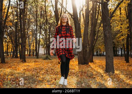 Mach dich bereit für den Herbst. Bereiten Sie sich auf die Herbstsaison vor. Kein Stress, weniger Depressionen, positive Emotionen. Glückliche junge Frau, die das Leben genießt Stockfoto