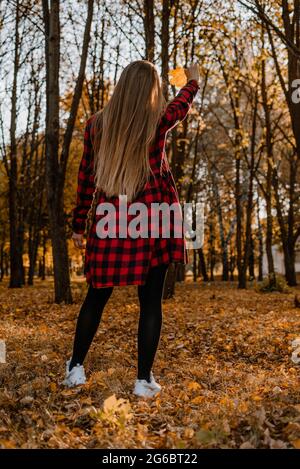 Mach dich bereit für den Herbst. Bereiten Sie sich auf die Herbstsaison vor. Kein Stress, weniger Depressionen, positive Emotionen. Glückliche junge Frau, die das Leben genießt Stockfoto