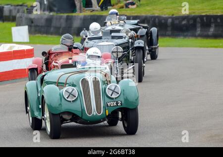 Klassischer BMW 328 Oldtimer, der bei der Brooklands Trophy beim Goodwood Revival Historic Event in Großbritannien teilnimmt. Angetrieben von David Cottingham Stockfoto