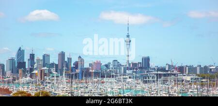 Blick auf die Skyline von Auckland und das zentrale Geschäftsviertel der Stadt. Aufgenommen von der Auckland Harbour Bridge am 13 2019. Dezember Stockfoto