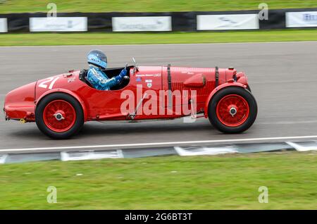 Aston Martin Ulster klassischer Oldtimer-Rennwagen, der bei der Brooklands Trophy beim historischen Goodwood Revival Event in Großbritannien teilnimmt. Angetrieben von Annette Mason Stockfoto