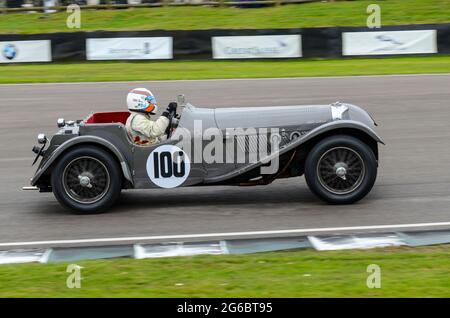 SS Jaguar 100 Classic, Oldtimer-Rennwagen, der bei der Brooklands Trophy beim historischen Goodwood Revival Event in Großbritannien teilnimmt. Angetrieben von Anthony Hancock Stockfoto