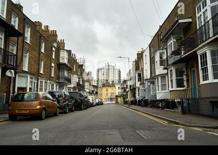 Ramsgate, Vereinigtes Königreich - 29. Juni 2021: Ebenen von Waterloo mit Kennedy House im Hintergrund Stockfoto