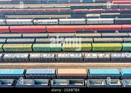 Zhengzhou, Zhengzhou, China. Juli 2021. Am 3. Juli 2021 wurden Luftaufnahmen von Güterwagen in der Stadt Zhengzhou, Provinz Henan, am Bahnhof Zhengzhou North Railway Station gemacht.der Bahnhof Zhengzhou North ist ein Bahnhof der Sonderklasse unter der Zuständigkeit der China Railway Zhengzhou Bureau Group Co., Ltd. Und eine wichtige Station, die die Beijing-Guangzhou Railway und die Longhai Railway verbindet. Die Bauarbeiten begannen 1959 und wurden 1963 abgeschlossen und in Betrieb genommen. Es übernimmt hauptsächlich die an-, Demontage-, Rangierungs- und Abfahrtsaufgaben von Güterzügen auf der Beijing-Guan Stockfoto