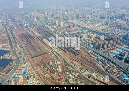 Zhengzhou, Zhengzhou, China. Juli 2021. Am 3. Juli 2021 wurden Luftaufnahmen von Güterwagen in der Stadt Zhengzhou, Provinz Henan, am Bahnhof Zhengzhou North Railway Station gemacht.der Bahnhof Zhengzhou North ist ein Bahnhof der Sonderklasse unter der Zuständigkeit der China Railway Zhengzhou Bureau Group Co., Ltd. Und eine wichtige Station, die die Beijing-Guangzhou Railway und die Longhai Railway verbindet. Die Bauarbeiten begannen 1959 und wurden 1963 abgeschlossen und in Betrieb genommen. Es übernimmt hauptsächlich die an-, Demontage-, Rangierungs- und Abfahrtsaufgaben von Güterzügen auf der Beijing-Guan Stockfoto