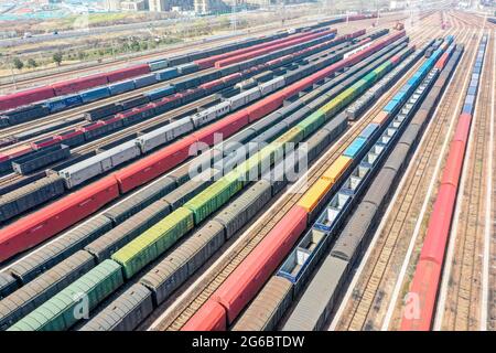 Zhengzhou, Zhengzhou, China. Juli 2021. Am 3. Juli 2021 wurden Luftaufnahmen von Güterwagen in der Stadt Zhengzhou, Provinz Henan, am Bahnhof Zhengzhou North Railway Station gemacht.der Bahnhof Zhengzhou North ist ein Bahnhof der Sonderklasse unter der Zuständigkeit der China Railway Zhengzhou Bureau Group Co., Ltd. Und eine wichtige Station, die die Beijing-Guangzhou Railway und die Longhai Railway verbindet. Die Bauarbeiten begannen 1959 und wurden 1963 abgeschlossen und in Betrieb genommen. Es übernimmt hauptsächlich die an-, Demontage-, Rangierungs- und Abfahrtsaufgaben von Güterzügen auf der Beijing-Guan Stockfoto