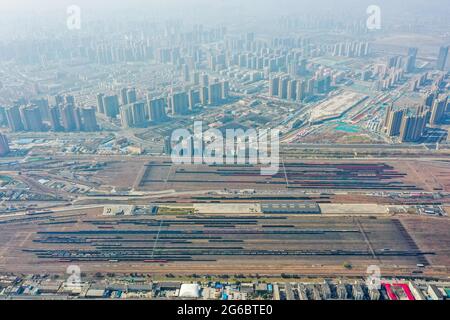 Zhengzhou, Zhengzhou, China. Juli 2021. Am 3. Juli 2021 wurden Luftaufnahmen von Güterwagen in der Stadt Zhengzhou, Provinz Henan, am Bahnhof Zhengzhou North Railway Station gemacht.der Bahnhof Zhengzhou North ist ein Bahnhof der Sonderklasse unter der Zuständigkeit der China Railway Zhengzhou Bureau Group Co., Ltd. Und eine wichtige Station, die die Beijing-Guangzhou Railway und die Longhai Railway verbindet. Die Bauarbeiten begannen 1959 und wurden 1963 abgeschlossen und in Betrieb genommen. Es übernimmt hauptsächlich die an-, Demontage-, Rangierungs- und Abfahrtsaufgaben von Güterzügen auf der Beijing-Guan Stockfoto