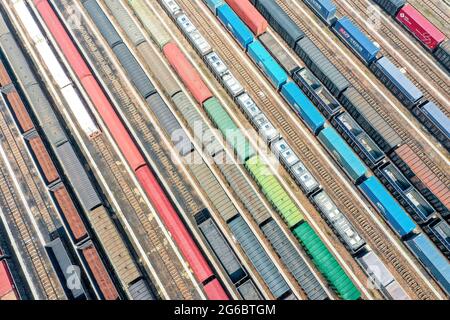 Zhengzhou, Zhengzhou, China. Juli 2021. Am 3. Juli 2021 wurden Luftaufnahmen von Güterwagen in der Stadt Zhengzhou, Provinz Henan, am Bahnhof Zhengzhou North Railway Station gemacht.der Bahnhof Zhengzhou North ist ein Bahnhof der Sonderklasse unter der Zuständigkeit der China Railway Zhengzhou Bureau Group Co., Ltd. Und eine wichtige Station, die die Beijing-Guangzhou Railway und die Longhai Railway verbindet. Die Bauarbeiten begannen 1959 und wurden 1963 abgeschlossen und in Betrieb genommen. Es übernimmt hauptsächlich die an-, Demontage-, Rangierungs- und Abfahrtsaufgaben von Güterzügen auf der Beijing-Guan Stockfoto