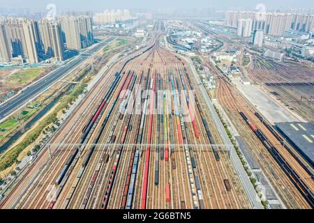 5. Juli 2021, Zhengzhou, Zhengzhou, China: Am 3. Juli 2021, Stadt Zhengzhou, Provinz Henan, Luftaufnahmen von Güterwaggons am Bahnhof des Zhengzhou Nordbahnhofs..... Zhengzhou North Railway Station ist ein Sonderklasse-Bahnhof unter der Zuständigkeit der China Railway Zhengzhou Bureau Group Co., Ltd, und eine wichtige Station verbindet Peking-Guangzhou Railway und Longhai Railway. Die Bauarbeiten begannen 1959 und wurden 1963 abgeschlossen und in Betrieb genommen. Es übernimmt hauptsächlich die an-, Demontage-, Rangierungs- und Abfahrtsaufgaben von Güterzügen auf der Beijing-Guan Stockfoto