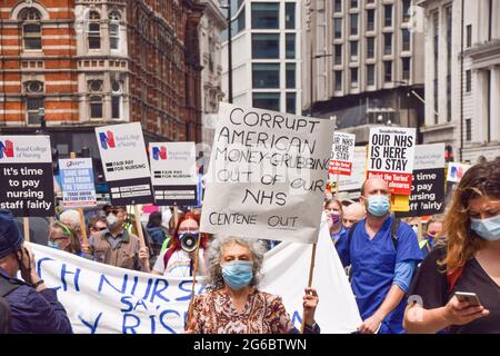 London, Großbritannien. Juli 2021. Demonstranten auf der Charing Cross Road. Die Beschäftigten und Unterstützer des NHS (National Health Service) marschierten durch das Zentrum Londons und forderten eine faire Lohnerhöhung für das NHS-Personal und allgemeine Unterstützung des NHS. Stockfoto