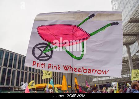 London, Großbritannien. Juni 2021. Demonstranten vor News UK während des Protestes der Freien Presse. Die Demonstranten der Extinction Rebellion marschierten vom Parliament Square zum britischen Nachrichtenhauptsitz von Rupert Murdoch in der London Bridge, um gegen Fehlinformationen, Korruption und die ungenaue und unzureichende Berichterstattung der Zeitungen von Murdoch über die Klimakrise zu protestieren. Stockfoto