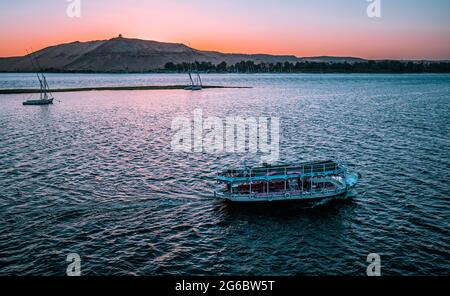 Boote auf dem Nil bei Sonnenuntergang in Assuan, Ägypten Stockfoto