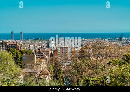 Luftaufnahme der Stadt Barcelona vom Guell Park aus gesehen Stockfoto