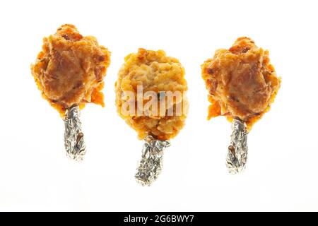 Gebratenes, in Folie verpacktes, tiefgefrorenes Hähnchen mit Trommelstock, verzehrfertig Stockfoto