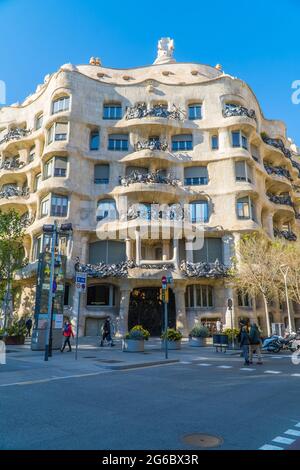 Barcelona, Spanien - 15. April 2021 - Blick von der Straße auf Gaudis Designhaus Casa Mila (La Pedrera) Stockfoto