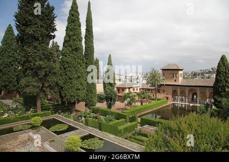 Der Teil der Alhambra in Granada Spanien EIN großer Teich in der Mitte, der von der Säulenhalle geleitet wird, nach der der Turm der Damen gefunden wird. Stockfoto