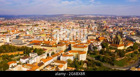 Panoramablick von der Drohne auf die Stadt Brünn. Tschechische Republik Stockfoto