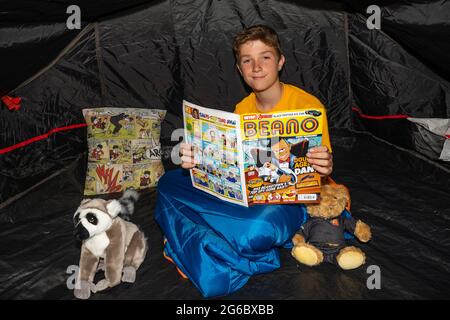 Max Woosey, 11, im ZSL London Zoo für seinen Charity-Sleepover, um Geld für die Charity Action for Children zu sammeln. Bilddatum: Montag, 5. Juli 2021. Stockfoto