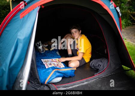Max Woosey, 11, im ZSL London Zoo für seinen Charity-Sleepover, um Geld für die Charity Action for Children zu sammeln. Bilddatum: Montag, 5. Juli 2021. Stockfoto