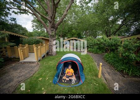 Max Woosey, 11, im ZSL London Zoo für seinen Charity-Sleepover, um Geld für die Charity Action for Children zu sammeln. Bilddatum: Montag, 5. Juli 2021. Stockfoto